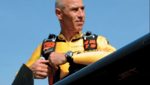 JetMan vole avec deux avions du Breitling Jet Team ©Breitling