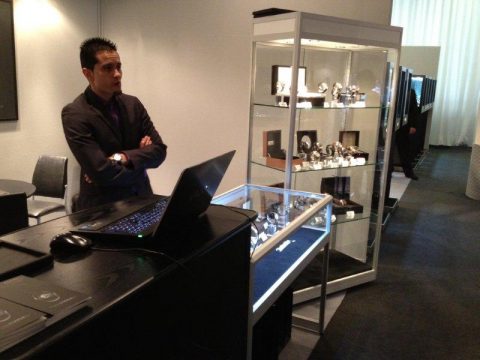 Julien, très en forme vous accueille au salon Top Marques ! :)