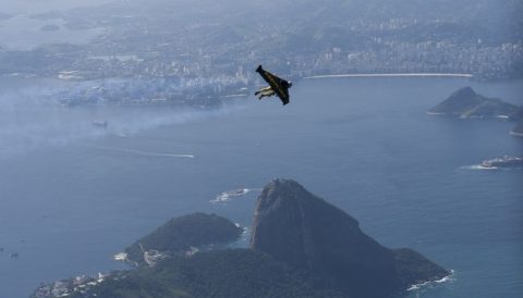 JetMan et Breitlng vol au dessus de Rio au Bresil COPYRIGHT breitling