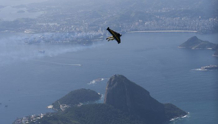 JetMan et Breitlng vol au dessus de Rio au Bresil COPYRIGHT breitling