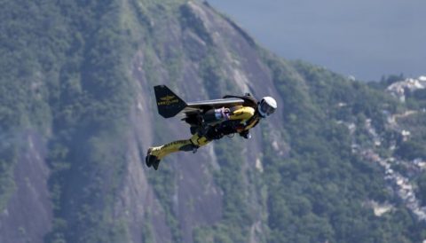 JetMan et Breitlng vol au dessus de Rio au Bresil COPYRIGHT breitling