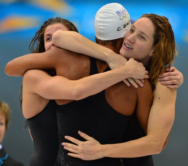 Moment fort entre les nageuses françaises du relais 4 x 100 médaille de bronze