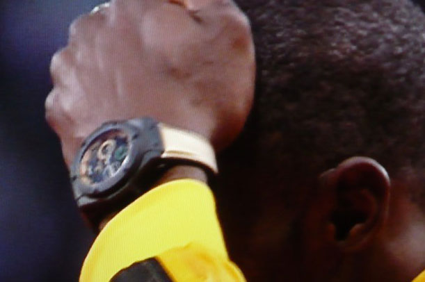 Usain Bolt porte sa montre Hublot créée spécialement pour lui lors de la remise des médailles au 100m jeux olympiques Londres 2012