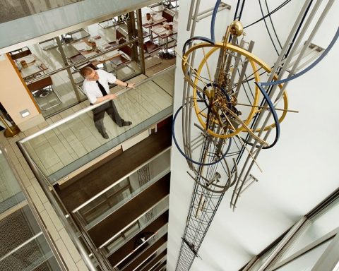 Sur la route de l'horlogerie : l'horloge mécanique de l'hôtel cornavin ©journal haute horlogerie
