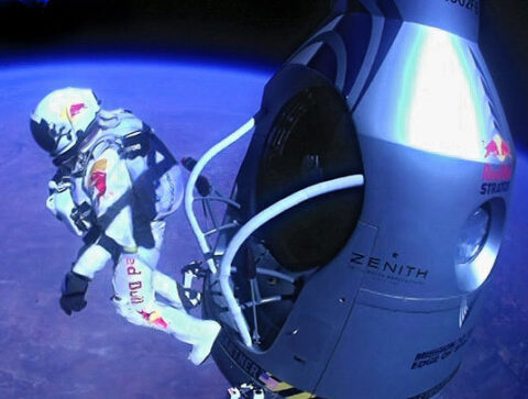 felix baumgartner s'élance de la capsule estampillée Red Bull et Zenith Redbullstratos copyright Balazs Gardi