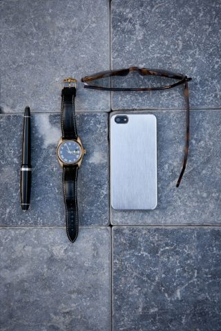 Look Dandy terrasse de café porte une Rolex Datejust Cresus. copyright les Rhabilleurs