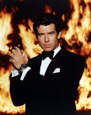 Pierce-Brosnan-james bond porte une montre omega