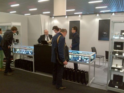 salon top marques : déjà du monde le vendredi sur le stand Cresus