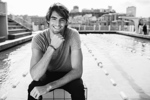camille lacourt champion de natation et ambassadeur chanel porte une chanel J12