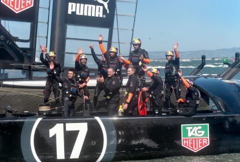 l-equipage-d-oracle-team-usa-apres-sa-victoire