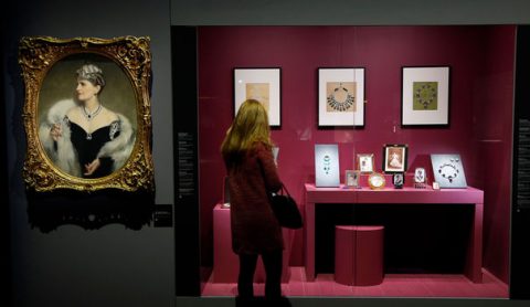 une-femme-visite-l-exposition-consacree-a-cartier-au-grand-palais-a-paris-le-1er-decembre-2013_afp.com