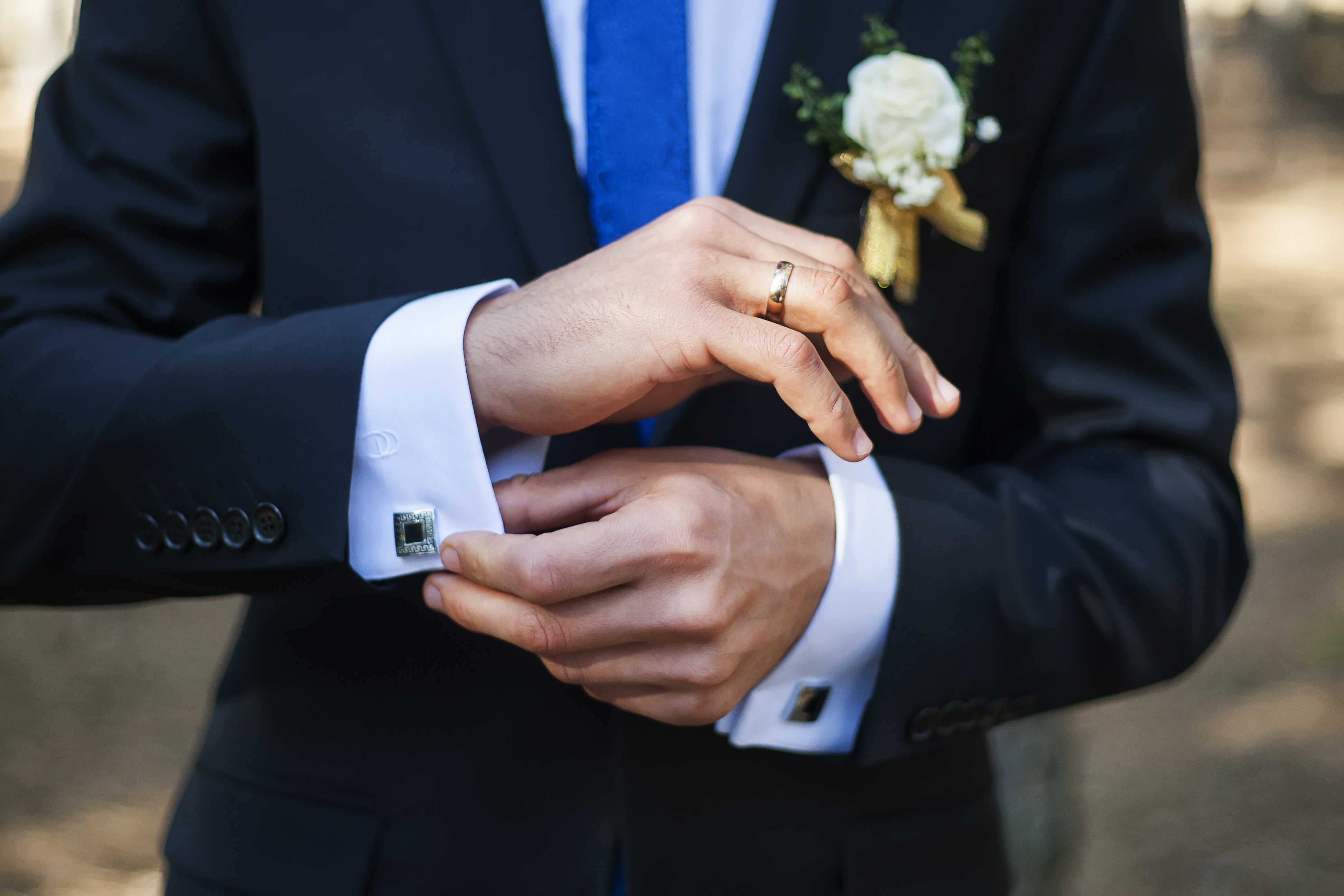Joli costume et boutons de manchette pour un mariage