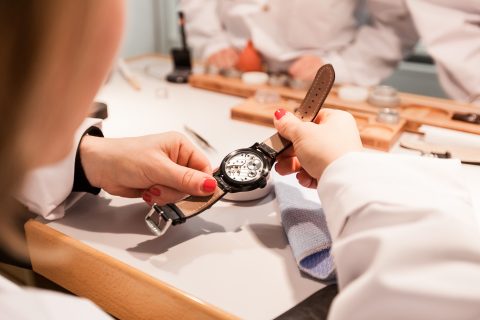 Patrimoine-horloger-suisse-atelier-initiation-horlogerie_@Jura_et_Trois_Lacs