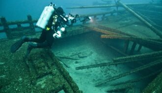 Plongeur explorant une épave sous-marine, illustrant l’univers des montres de plongée Tudor Black Bay
