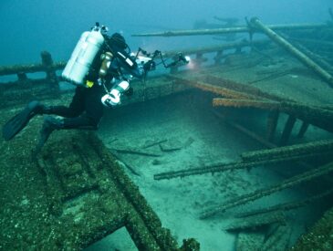 Plongeur explorant une épave sous-marine, illustrant l’univers des montres de plongée Tudor Black Bay
