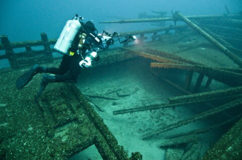 Plongeur explorant une épave sous-marine, illustrant l’univers des montres de plongée Tudor Black Bay