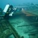 Plongeur explorant une épave sous-marine, illustrant l’univers des montres de plongée Tudor Black Bay